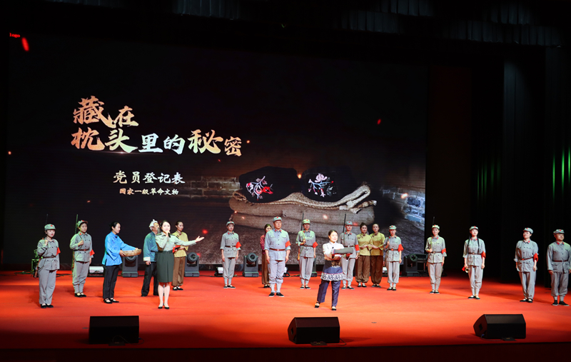 当地红色艺术团,把一个个红色故事搬上舞台。受访者供图
